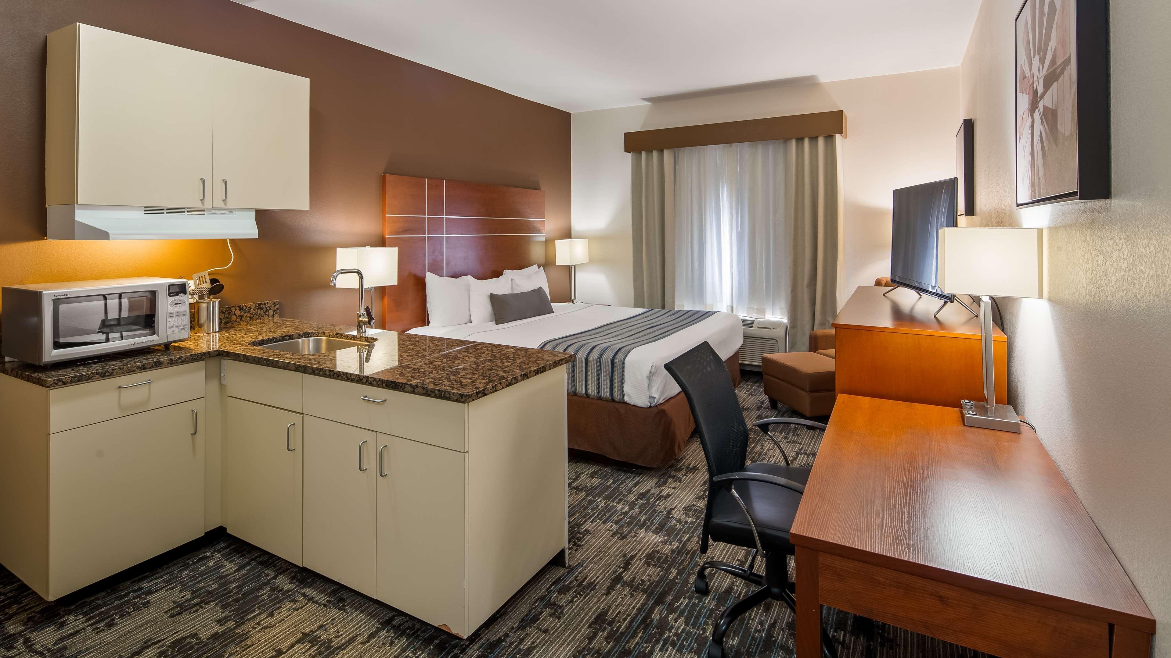 Best Western Plus Wakeeney Inn & Suites Exterior photo