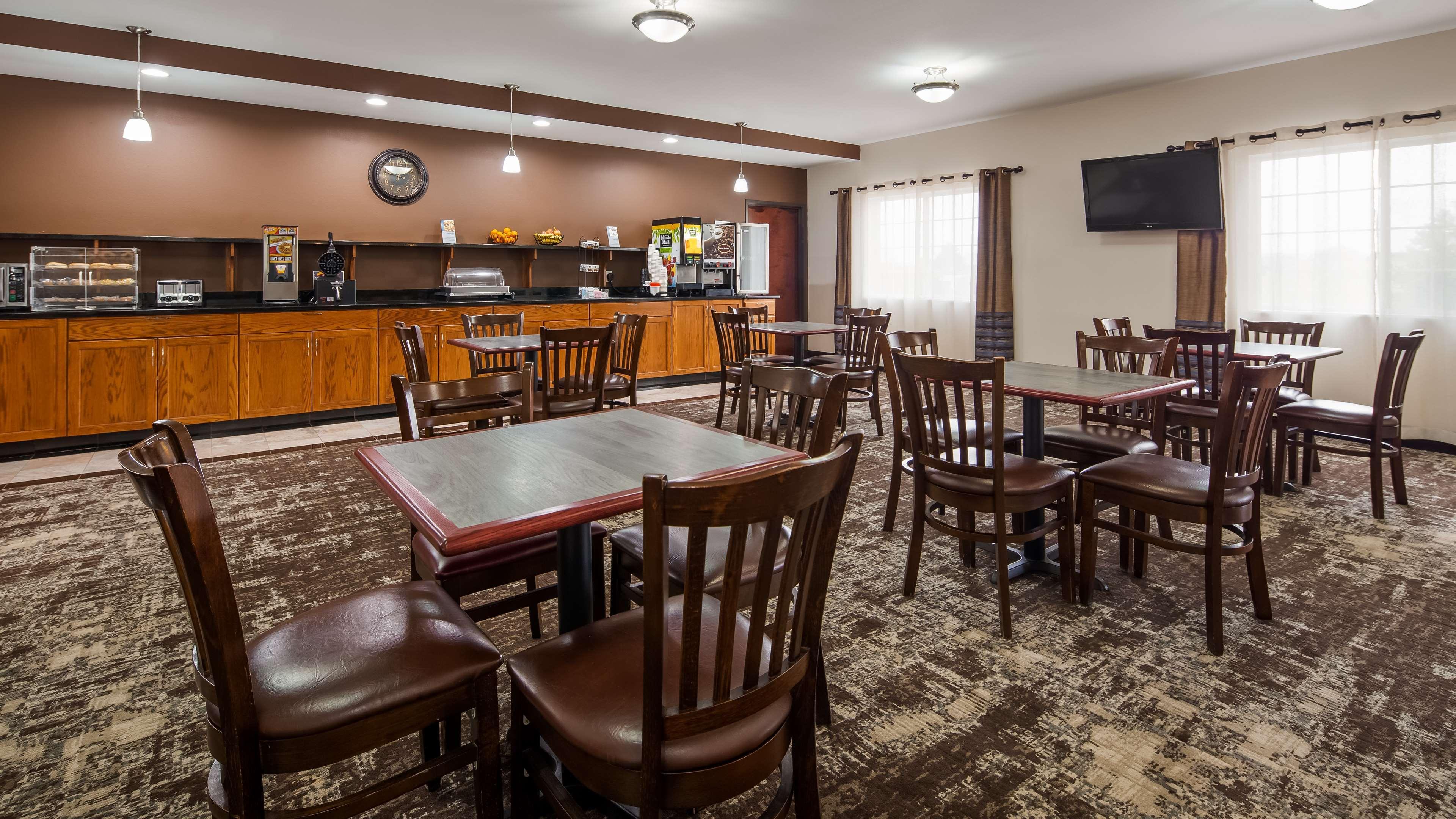 Best Western Plus Wakeeney Inn & Suites Exterior photo